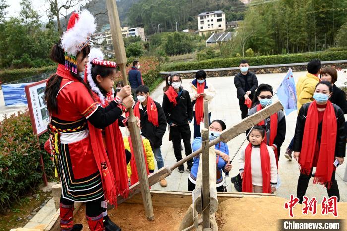 漳臺青年體驗夯土打樁?！埥鸫?攝