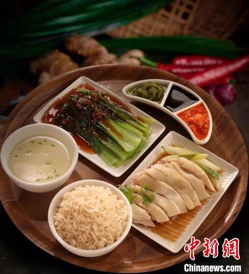 新加坡新瑞記雞飯店制作的雞飯?zhí)撞?。　龐藝玲供圖