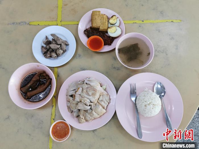 馬來西亞檳城老字號(hào)“文昌海南雞飯店”制作的搭配鹵蛋、五香肉、雞爪等的海南雞飯?！∴嵪棂i 攝