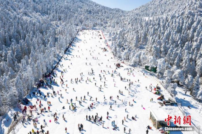 圖為無人機航拍眾多游客在滑雪。 祝興勇 攝