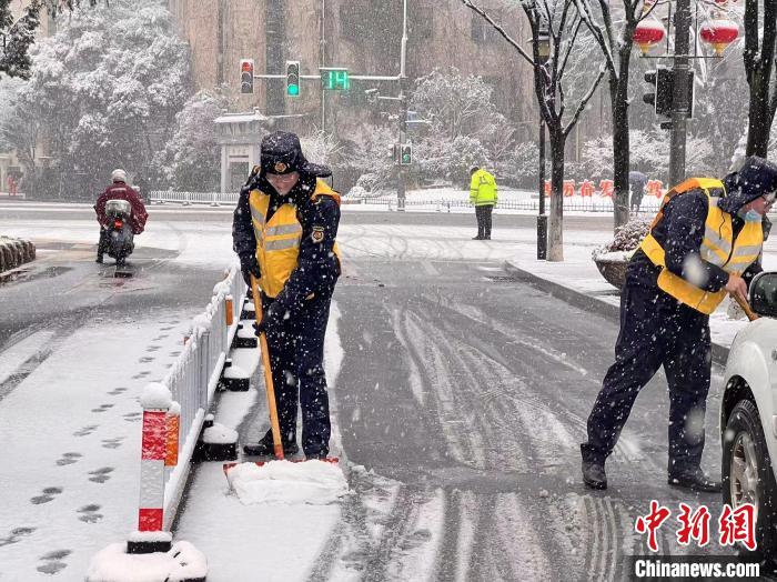 截至7日清晨6時，江蘇南京全市已經(jīng)出動人員2萬余人次，掃雪車輛、機械1395臺次，保障市民出行。　南京城管供圖