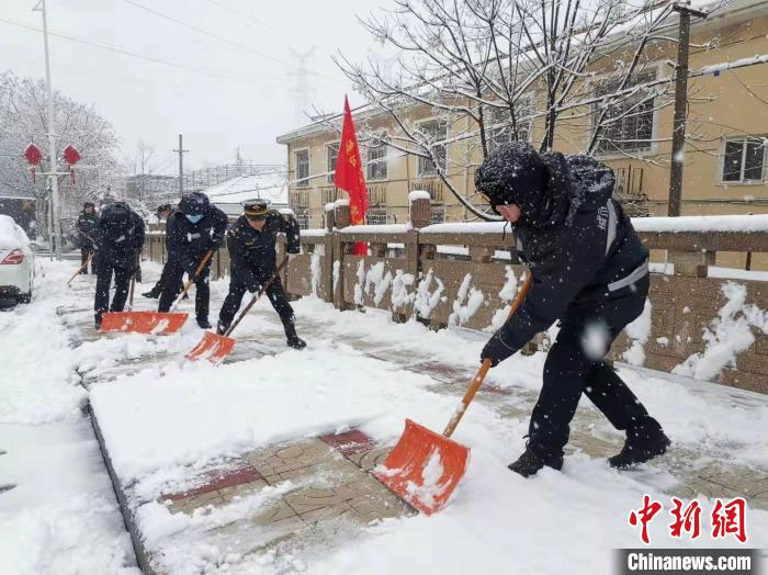 從7日凌晨至8日，江蘇南部等地局部地區(qū)迎來暴雪，最深積雪達6厘米以上。　南京城管供圖