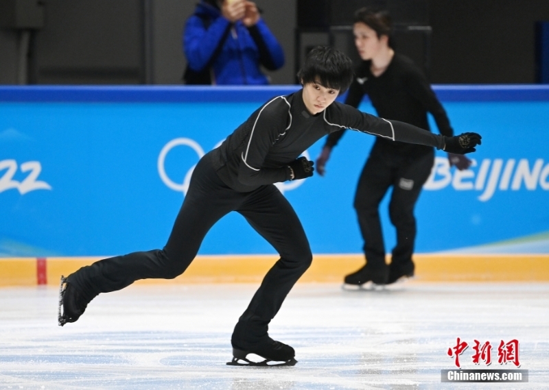 日本花樣滑冰選手羽生結(jié)弦進(jìn)行賽前訓(xùn)練