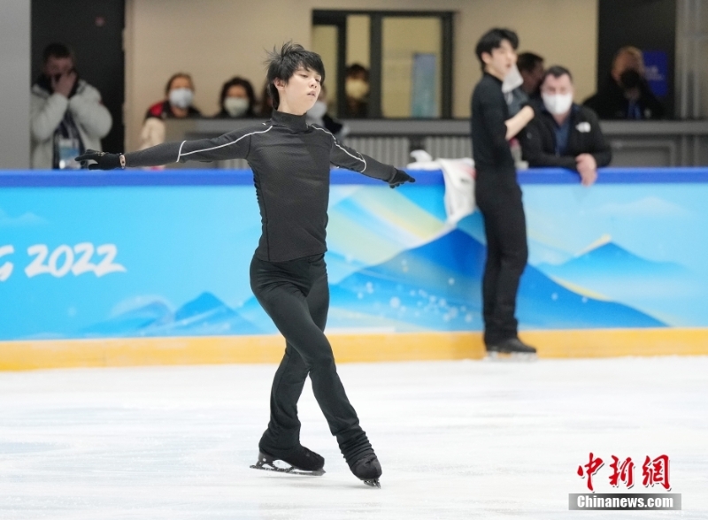 日本花樣滑冰選手羽生結(jié)弦進(jìn)行賽前訓(xùn)練