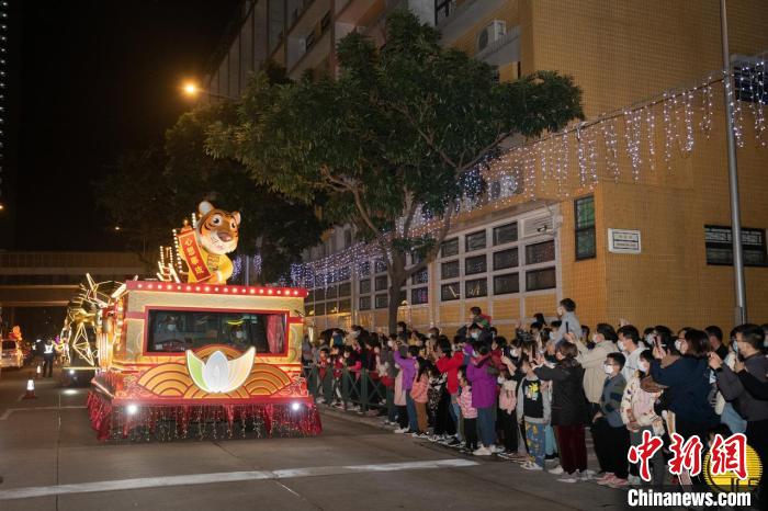 澳門農(nóng)歷新年花車匯演吸引大批市民到場(chǎng)觀賞