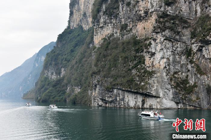 游船往來(lái)航行在重慶市酉陽(yáng)土家族苗族自治縣烏江龔灘古鎮(zhèn)段，一片繁忙景象?！∏窈楸?攝