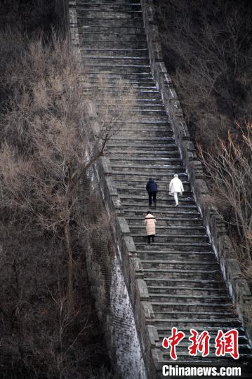 近日，臺北書院山長林谷芳受訪，談兩岸民間以視頻互致新春問候的現(xiàn)象。圖為林谷芳與學(xué)生登懷柔長城。　林谷芳先生供圖