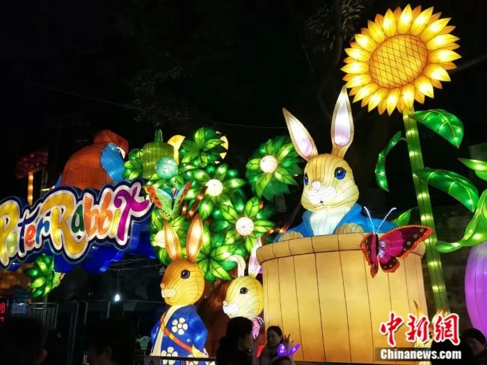 2017年，英國朗利特莊園為慶祝該莊園野生動物園開園50周年，推出英國著名童話作家、《彼得兔》作者Beatrix Potter的童話動物自貢彩燈專場。四川輕化工大學(xué)彩燈學(xué)院供圖