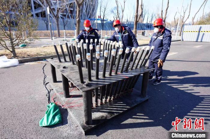 圖為工作人員在檢查高空特效焰火。　李亮亮供圖