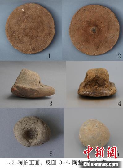 圖為出土的陶拍、陶墊和陶丸?！≈袊鐣?huì)科學(xué)院考古研究所豐鎬隊(duì)供圖