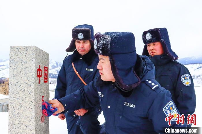 民警擦拭界碑?！±钽戵K 攝