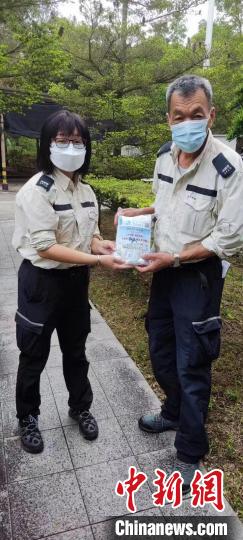 香港政府人員協(xié)會屬會漁農(nóng)自然護(hù)理署職工會向工友派防疫物資?！∠愀壅藛T協(xié)會供圖