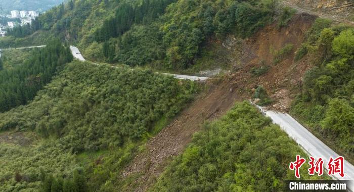 地震導致的山體滑坡阻斷部分道路?！⒅铱?攝