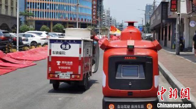 5G智能無人車行駛上路 廣東電信供圖