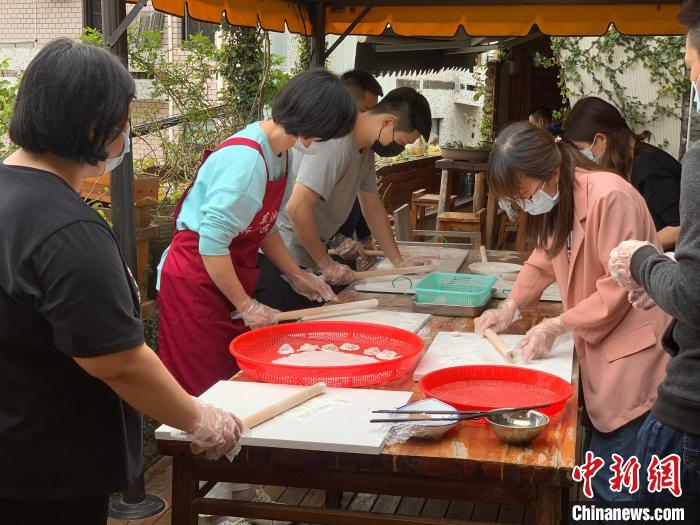 臺(tái)青體驗(yàn)制作玉環(huán)傳統(tǒng)美食 羅敏 攝