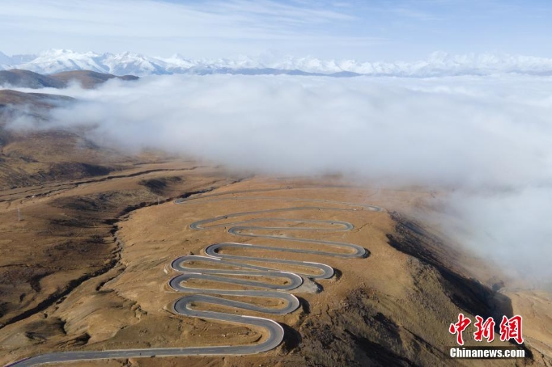 西藏珠峰現(xiàn)壯闊云海景觀