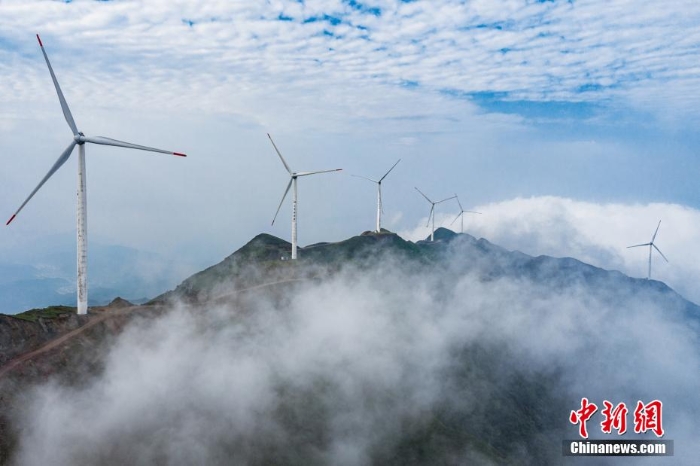 航拍江西泰和云海山間奔涌 風車時隱時現(xiàn)