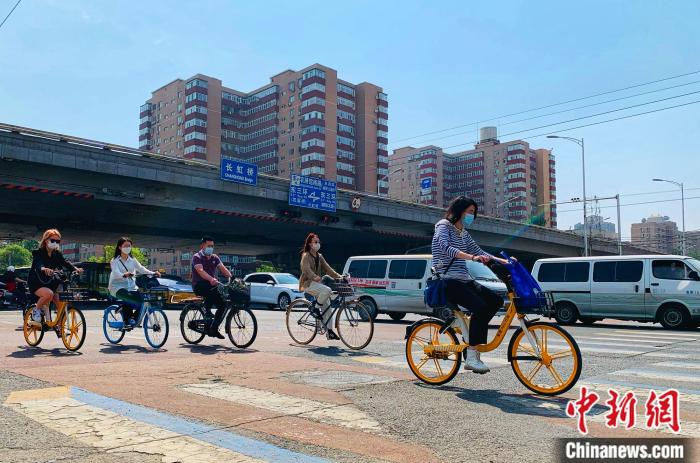 5日，北京東三環(huán)附近正騎單車出行的市民。