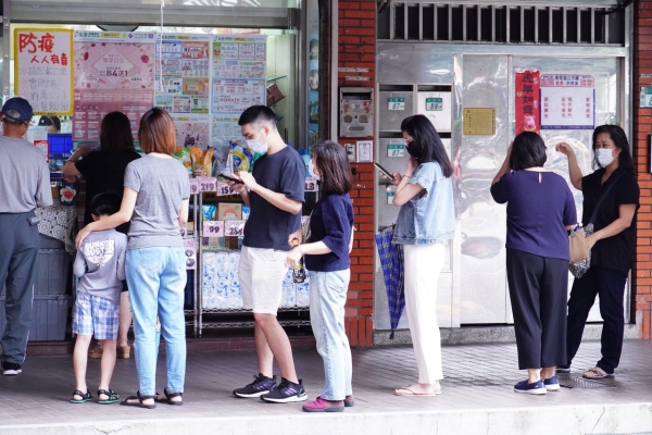 自快篩實(shí)名制后，島內(nèi)藥店外總是大排長(zhǎng)龍。（圖源：臺(tái)灣“聯(lián)合新聞網(wǎng)）