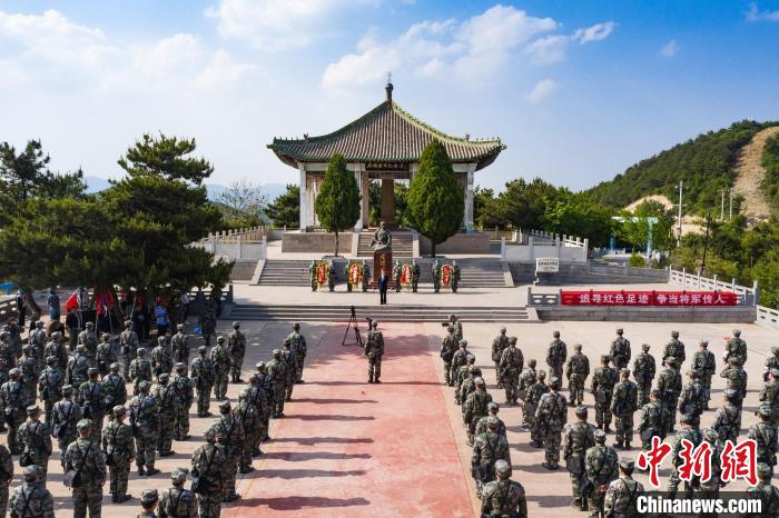 百余民兵在左權(quán)縣麻田八路軍總部舊址廣場(chǎng)宣誓?！埼能?攝