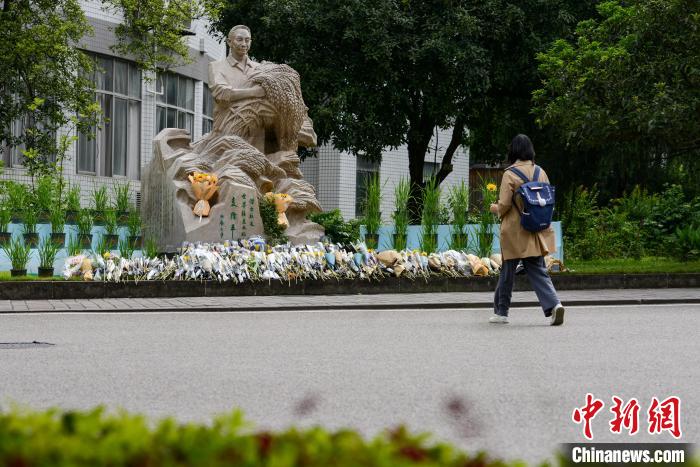 5月22日，西南大學(xué)師生自發(fā)在校內(nèi)袁隆平雕像前獻花，表達(dá)思念。　何蓬磊 攝