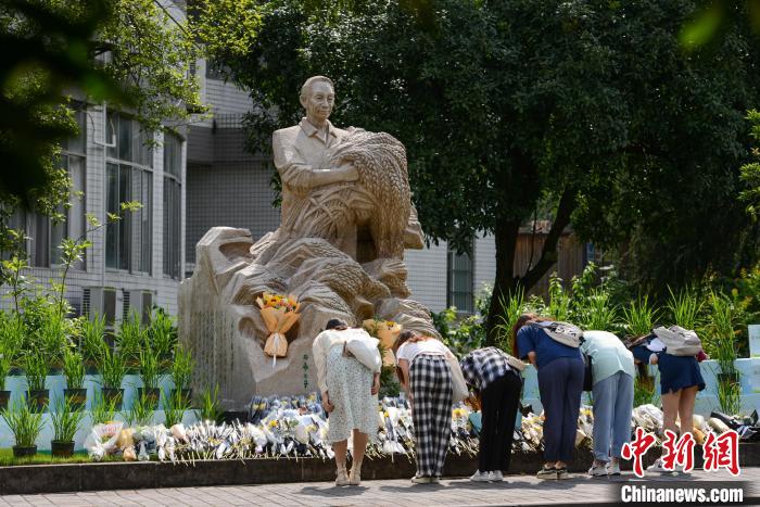 5月22日，西南大學(xué)師生自發(fā)在校內(nèi)袁隆平雕像前獻花、鞠躬，表達(dá)思念?！『闻罾?攝