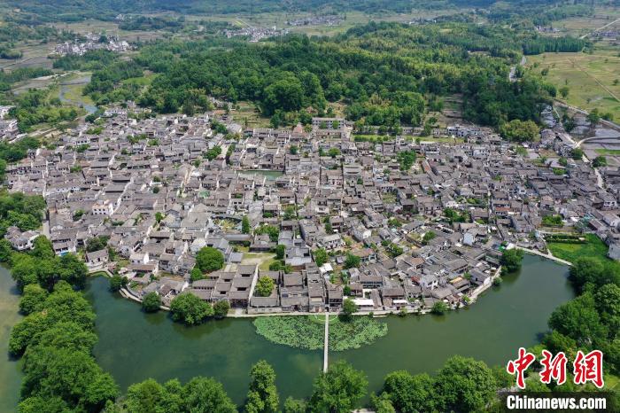 2022年5月24日，在安徽省黃山市黟縣宏村南湖拍攝的夏日美景。(無人機照片) 施亞磊 攝