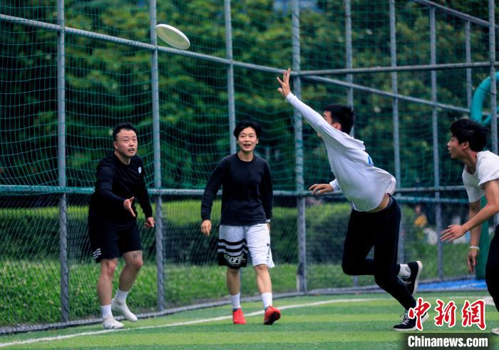 讓快樂“飛”起來玩飛盤成為年輕人的運動新潮流