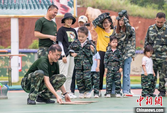 軍爸與軍娃正在進(jìn)行互動(dòng)游戲。　寧嘉勇 攝