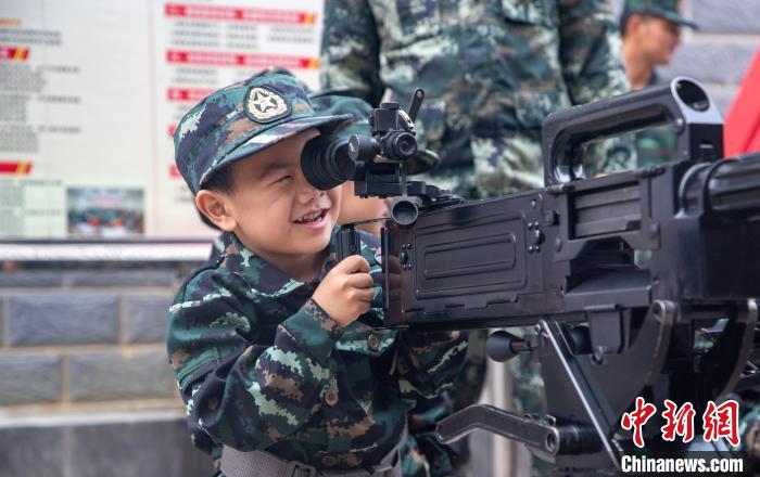 軍娃正在參觀武器裝備。