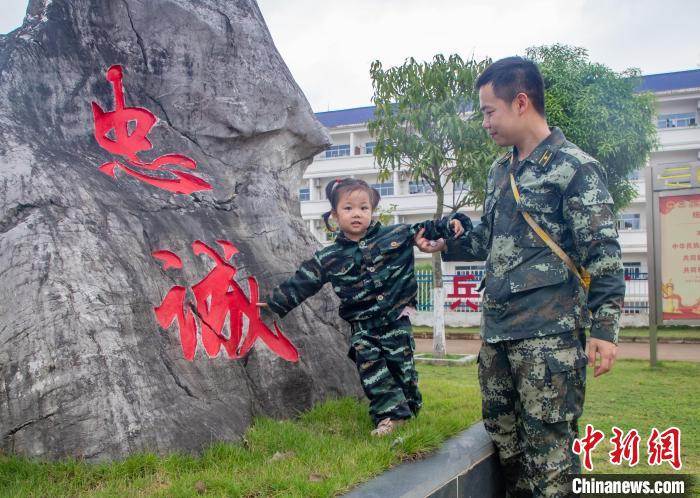 軍爸與軍娃合影。　寧嘉勇 攝