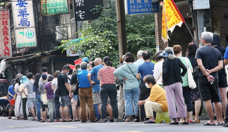 許多民眾去藥局排隊(duì)購(gòu)買快篩試劑。(資料照 范揚(yáng)光攝) 圖片來(lái)源“中時(shí)新聞網(wǎng)”.jpg