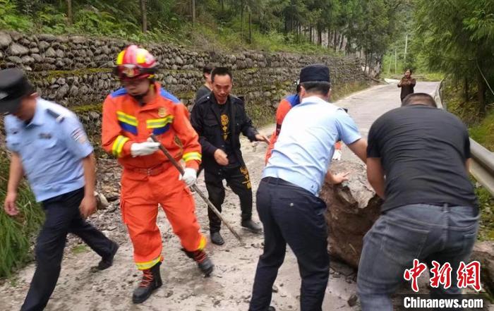 四川雅安蘆山6.1級地震：大批救援力量趕赴震區(qū)部分列車晚點