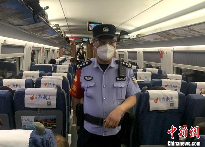 雅安地震后G2207次列車乘務(wù)人員力保400多名旅客安全