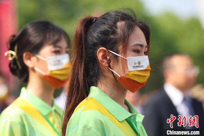 東南大學(xué)志愿者參加校慶活動。　泱波 攝