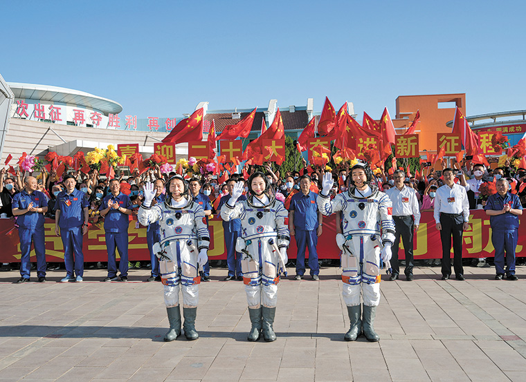 2022年6月5日7時(shí)54分，神舟十四號(hào)載人飛行任務(wù)航天員乘組出征儀式在酒泉衛(wèi)星發(fā)射中心問天閣廣場舉行。（圖源：新華社）