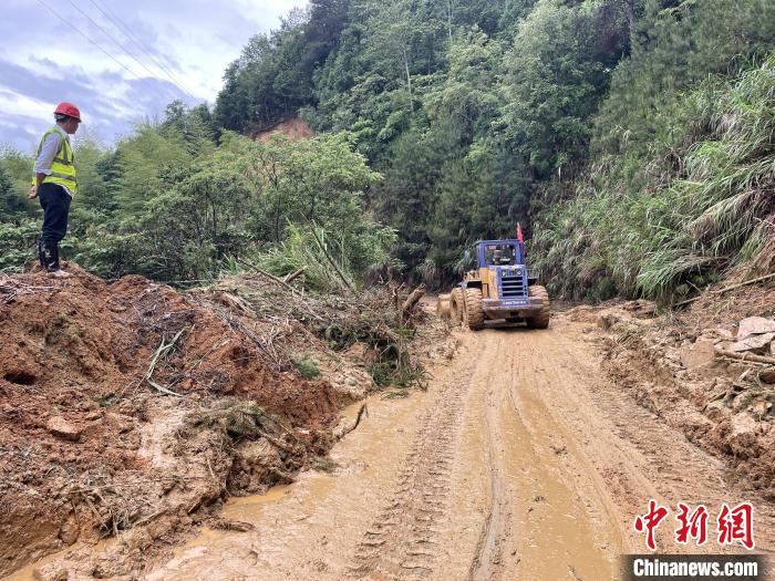 圖為中鐵二十二局裝載機(jī)清理古田鎮(zhèn)道路塌方?！⊥醣?攝