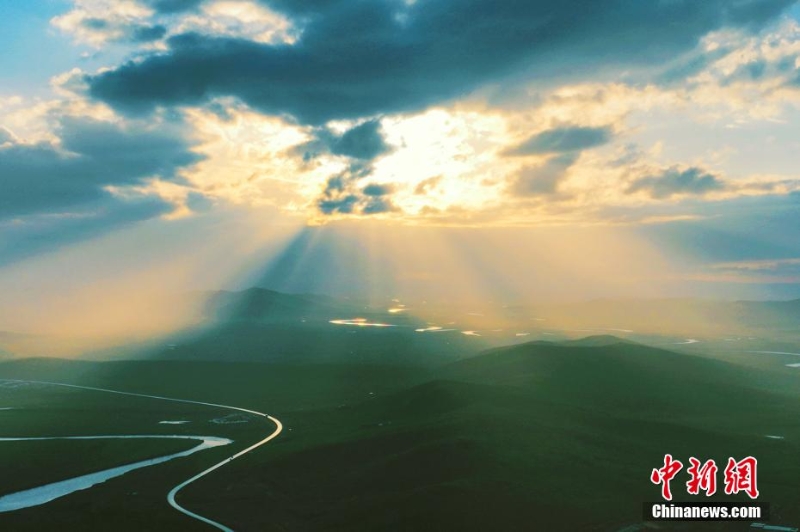 四川若爾蓋現(xiàn)雨后美景