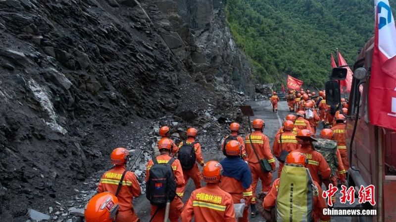 四川馬爾康地震：消防救援力量徒步抵達(dá)震中