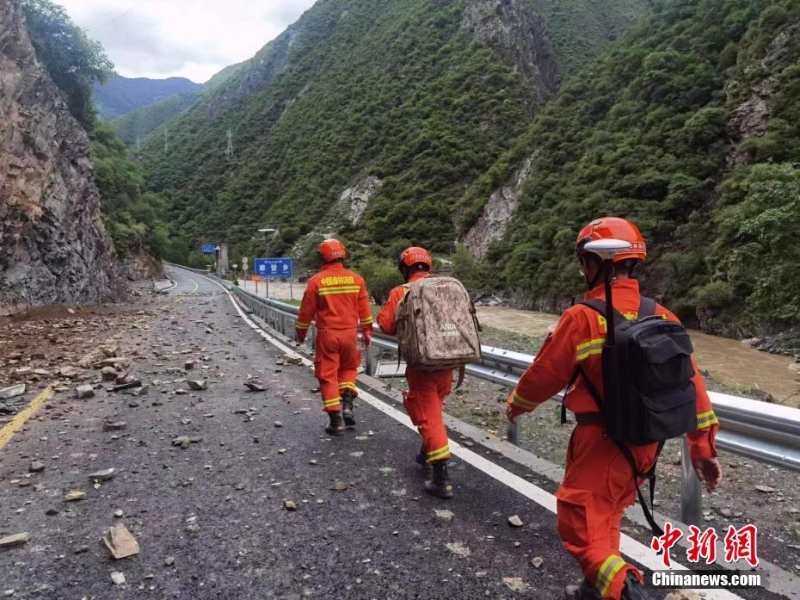 四川馬爾康地震：消防救援力量徒步抵達(dá)震中