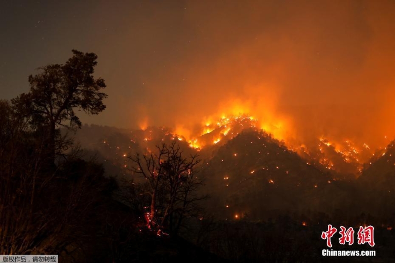 美國加州山火爆發(fā) 火光映紅夜空