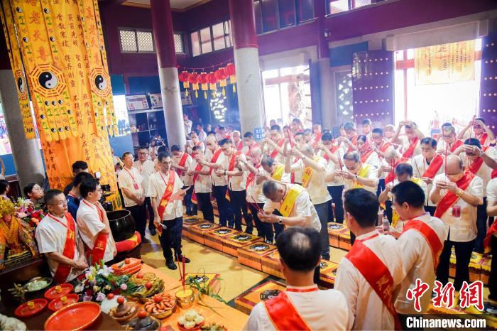 6月14日，兩岸鄭成功宮廟代表“云”進(jìn)香。　石井鎮(zhèn)供圖    圖片來(lái)源：中新網(wǎng)