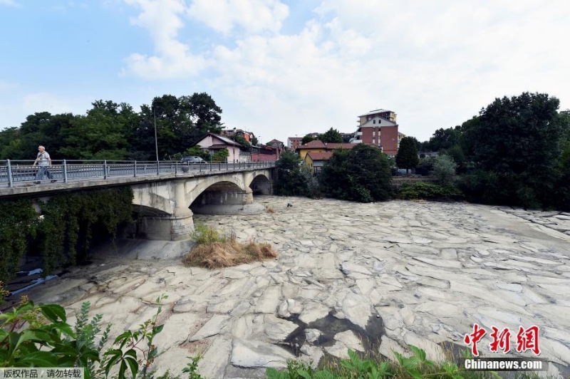 意大利波河支流面臨70年來(lái)最嚴(yán)重干旱 河床干涸見(jiàn)底