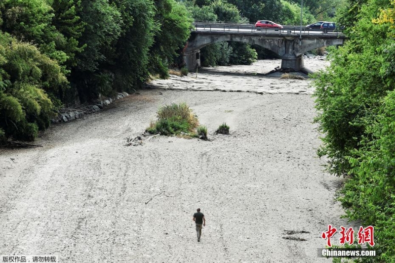 意大利波河支流面臨70年來(lái)最嚴(yán)重干旱 河床干涸見(jiàn)底