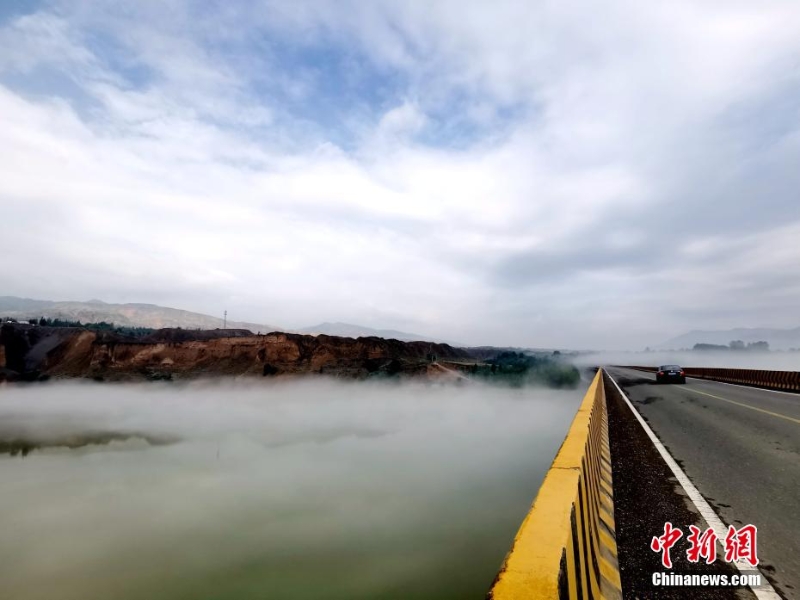 青海尖扎：薄霧、群山、綠樹(shù)勾勒黃河夏日?qǐng)D景