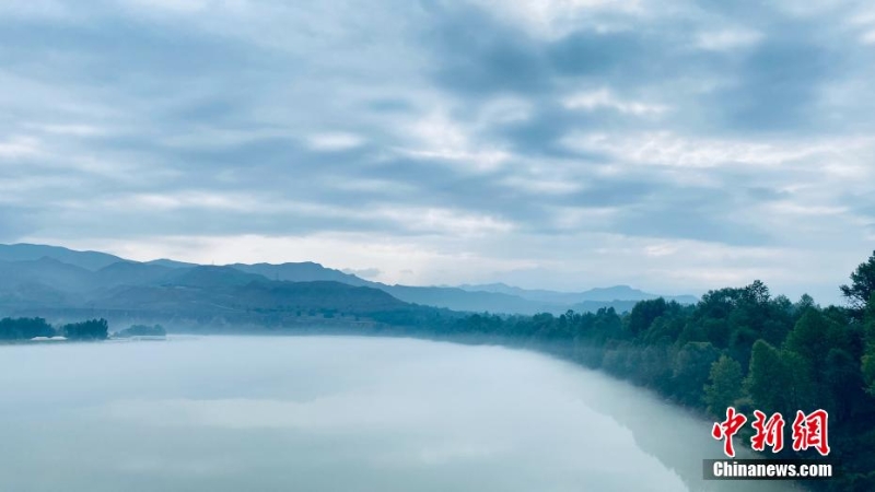 青海尖扎：薄霧、群山、綠樹(shù)勾勒黃河夏日?qǐng)D景