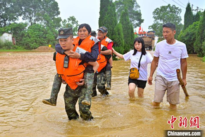 武警江西總隊機動支隊官兵奔赴江西景德鎮(zhèn)市樂平市樂港鎮(zhèn)救助轉(zhuǎn)移受災(zāi)群眾?！∨矶?攝