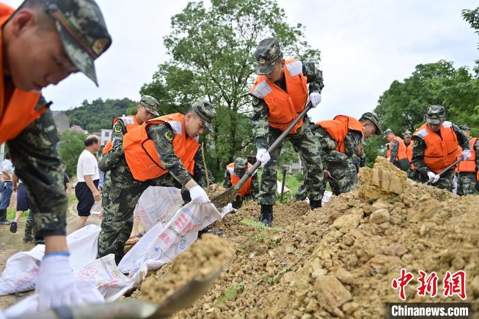 武警江西總隊機動支隊官兵奔赴江西景德鎮(zhèn)市樂平市開展搶險救援，填裝沙袋?！∨矶?攝