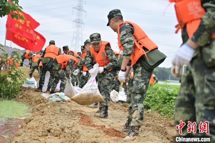 武警江西總隊機動支隊官兵奔赴江西景德鎮(zhèn)市樂平市開展搶險救援，傳遞沙袋?！∨矶?攝