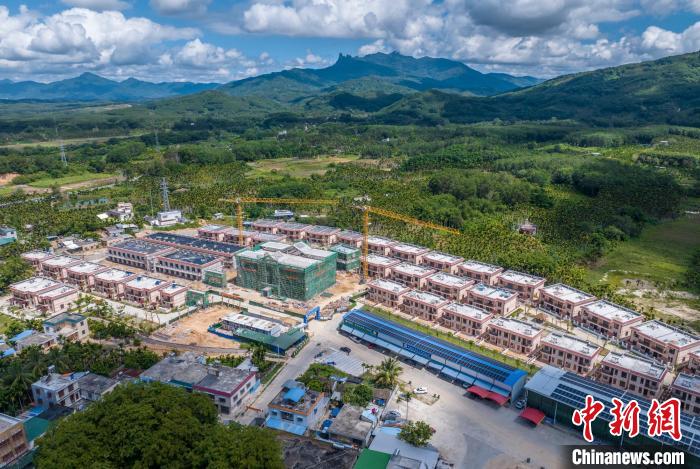 圖為航拍海南省保亭黎族苗族自治縣什玲鎮(zhèn)(水賢村、什東村)生態(tài)搬遷安置區(qū)項(xiàng)目?！●樤骑w 攝